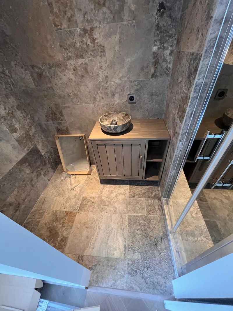 Meuble de salle de bain en bois et vasque &agrave; poser, sur sol en dalles effet pierre, chantier SFG B&acirc;ti Concept
