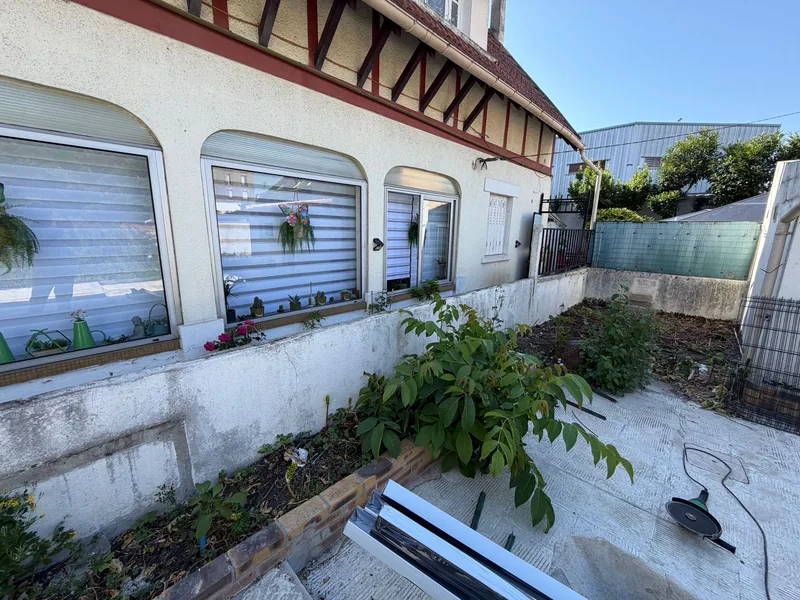 La cour avant travaux, muret nu et ancien grillage mitoyen