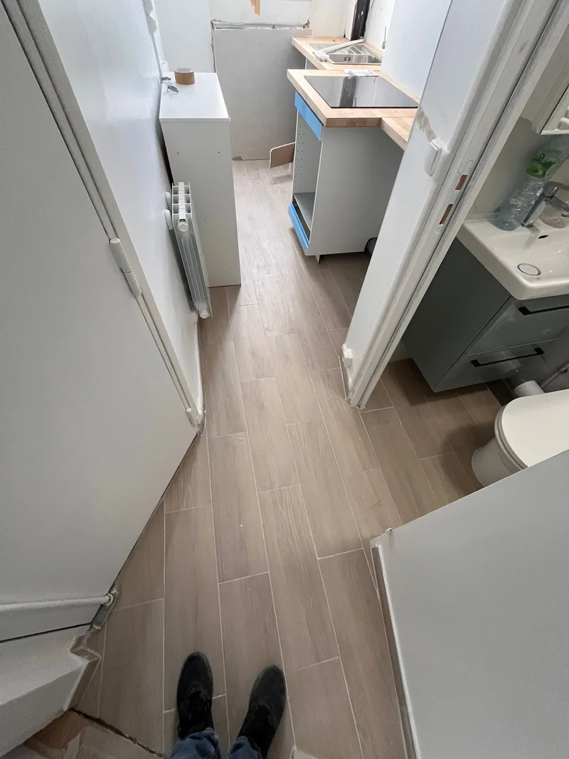 Sortie de la salle de bain sur le couloir, sol en carrelage imitation bois, chantier SFG B&acirc;ti Concept