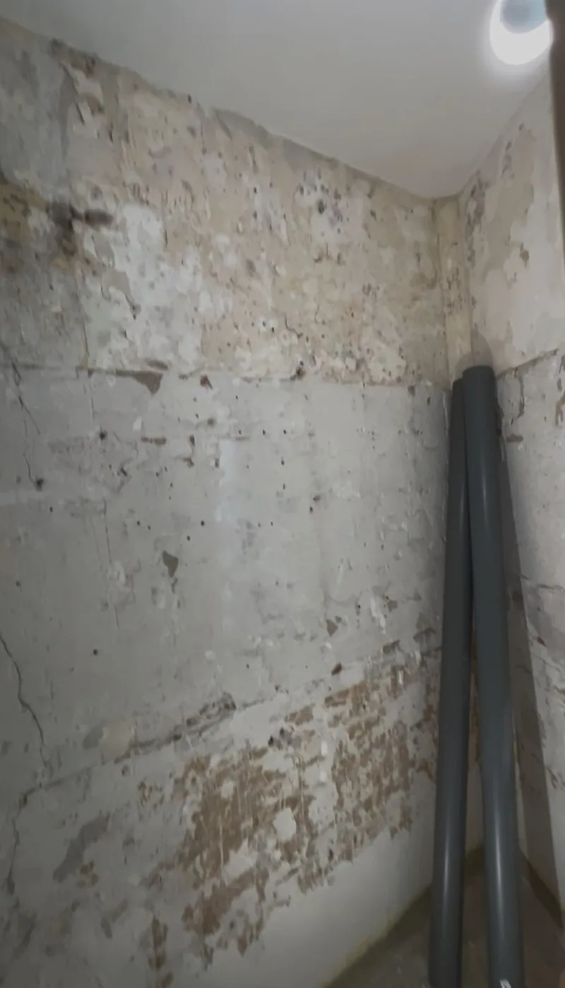 La pi&egrave;ce apr&egrave;s d&eacute;pose de l&rsquo;ancienne salle de bain, murs mis &agrave; nu
