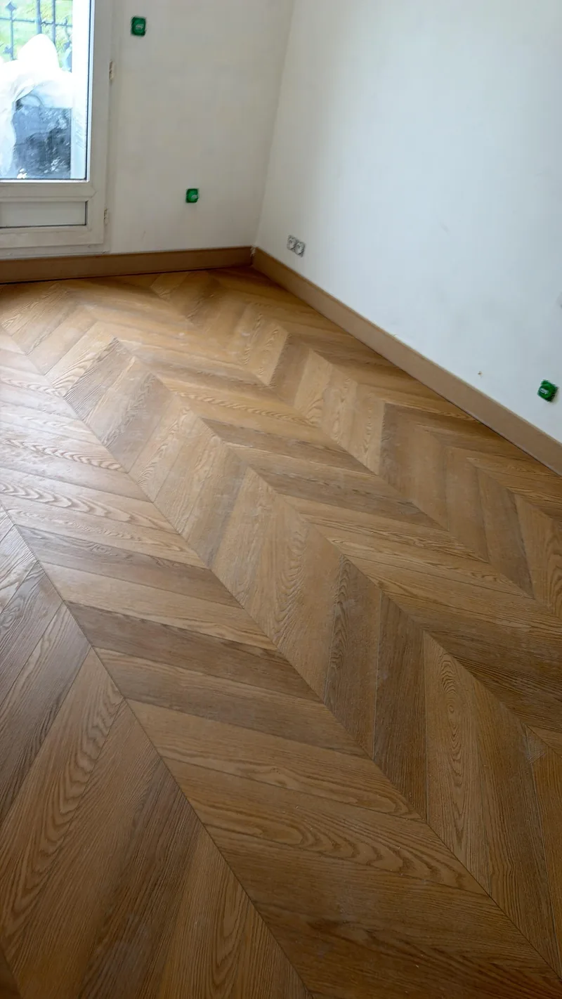 Parquet ch&ecirc;ne pos&eacute; en point de Hongrie, coupe d&rsquo;angle ajust&eacute;e contre la plinthe, chantier SFG B&acirc;ti Concept