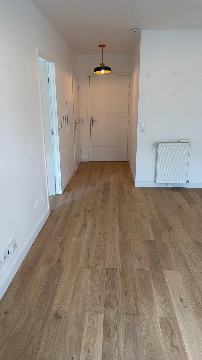 Parquet ch&ecirc;ne clair pos&eacute; en enfilade, du couloir au s&eacute;jour, chantier SFG B&acirc;ti Concept
