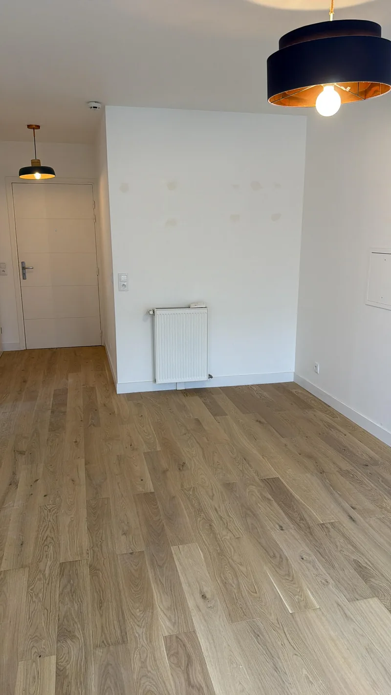 S&eacute;jour livr&eacute;&nbsp;: parquet ch&ecirc;ne clair, murs peints et suspension pos&eacute;e, chantier SFG B&acirc;ti Concept