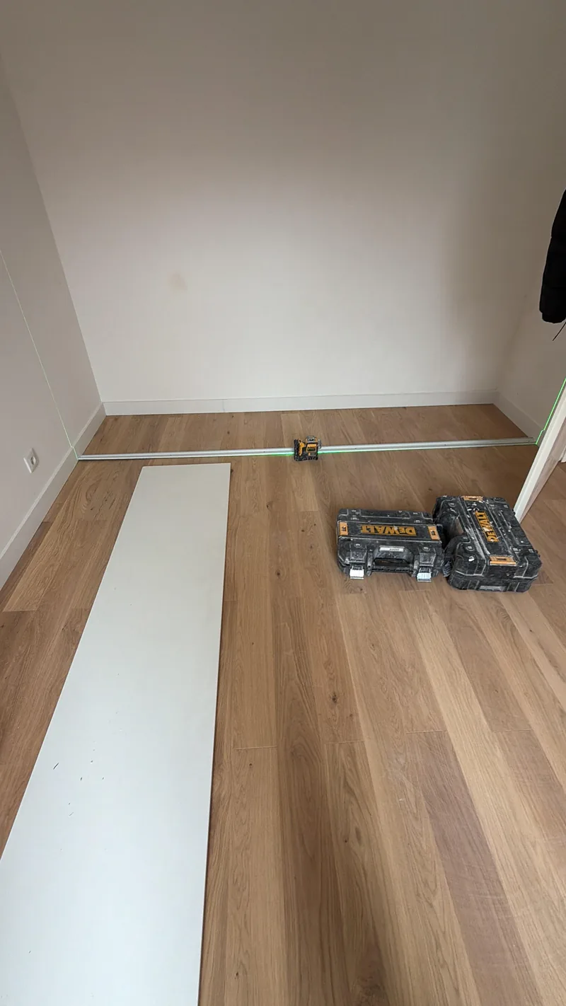 Pose de lames de ch&ecirc;ne en cours, derni&egrave;re rang&eacute;e &agrave; ajuster, chantier SFG B&acirc;ti Concept
