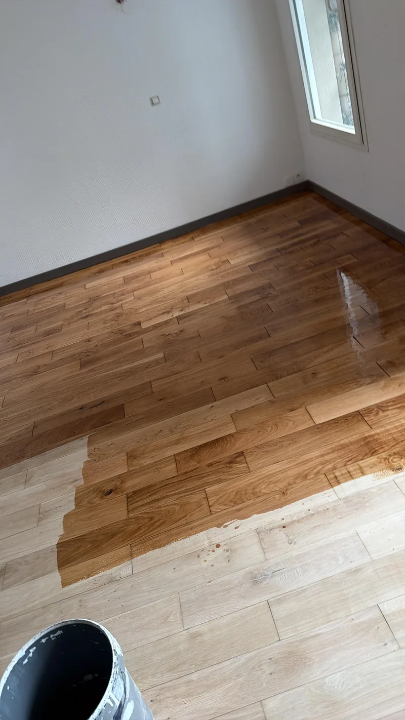 Ch&ecirc;ne &agrave; lames larges&nbsp;: en bas le bois ponc&eacute;, au-dessus le m&ecirc;me bois vitrifi&eacute;, chantier SFG B&acirc;ti Concept