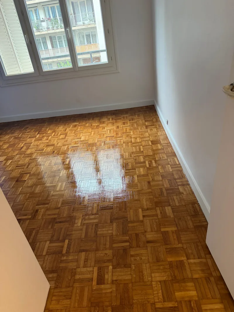 Parquet mosa&iuml;que ponc&eacute; et vitrifi&eacute;, le temps que le vitrificateur s&egrave;che, chantier SFG B&acirc;ti Concept