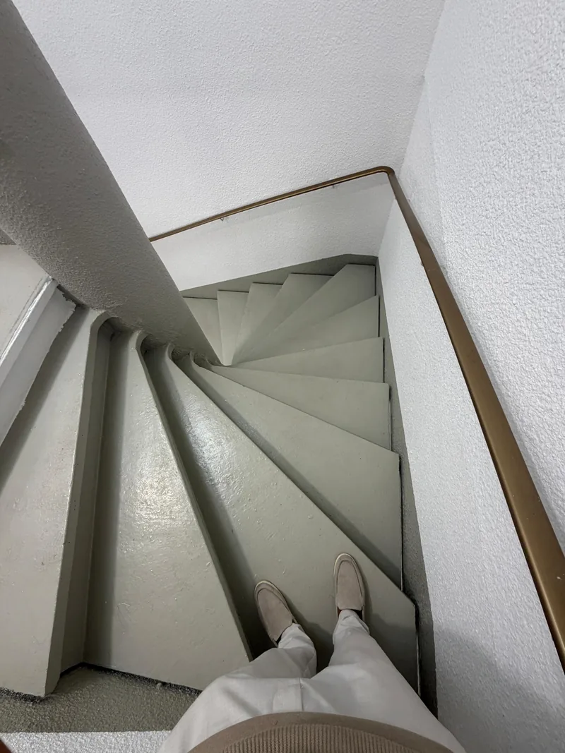 Cage d&rsquo;escalier reprise, marches et contremarches peintes, chantier SFG B&acirc;ti Concept