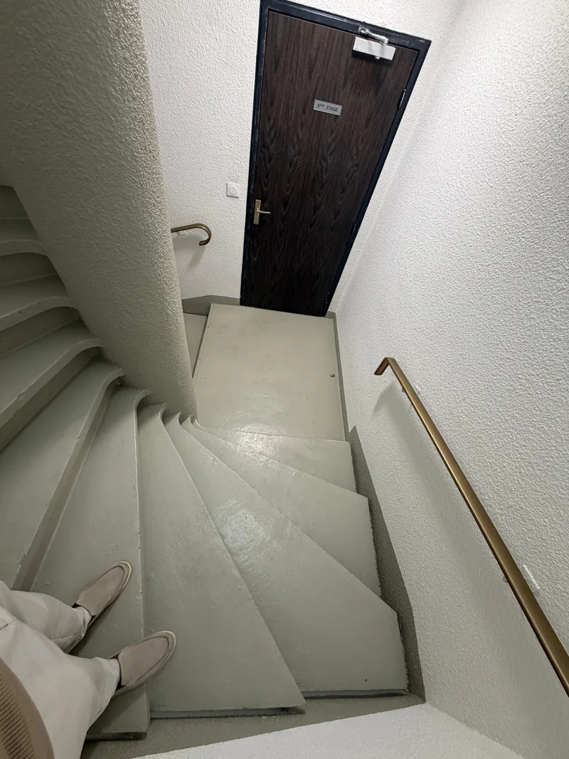 Arriv&eacute;e sur un palier d&rsquo;&eacute;tage, main courante en place, chantier SFG B&acirc;ti Concept
