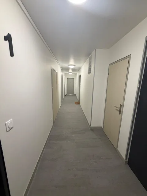 Couloir du 1 &eacute;tage r&eacute;nov&eacute;&nbsp;: murs et plafond peints, sol souple gris et num&eacute;ro d&rsquo;&eacute;tage peint en grand