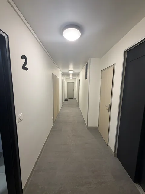Couloir du 2 &eacute;tage r&eacute;nov&eacute;&nbsp;: murs et plafond peints, sol souple gris et num&eacute;ro d&rsquo;&eacute;tage peint en grand