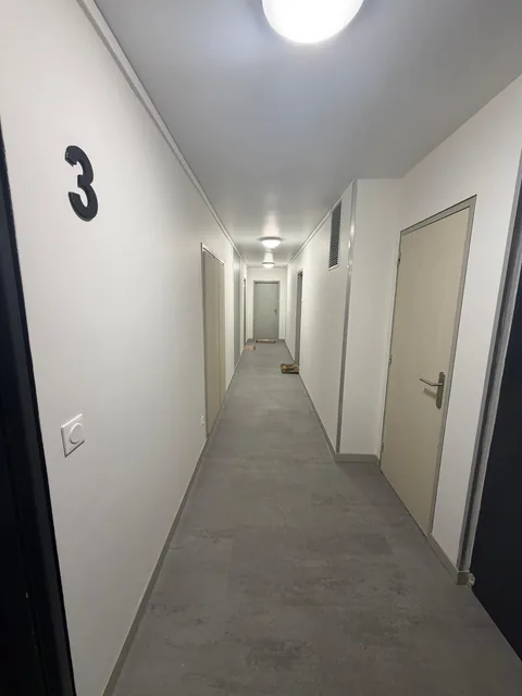 Couloir du 3 &eacute;tage r&eacute;nov&eacute;&nbsp;: murs et plafond peints, sol souple gris et num&eacute;ro d&rsquo;&eacute;tage peint en grand