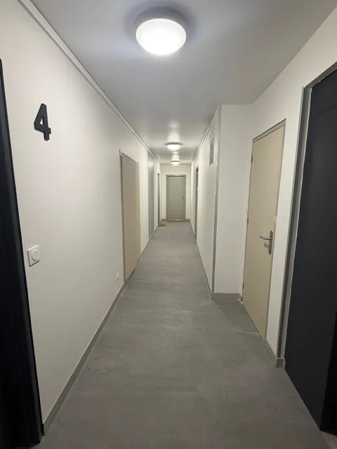 Couloir du 4 &eacute;tage r&eacute;nov&eacute;&nbsp;: murs et plafond peints, sol souple gris et num&eacute;ro d&rsquo;&eacute;tage peint en grand