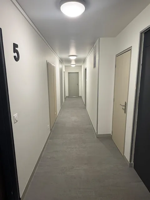 Couloir du 5 &eacute;tage r&eacute;nov&eacute;&nbsp;: murs et plafond peints, sol souple gris et num&eacute;ro d&rsquo;&eacute;tage peint en grand