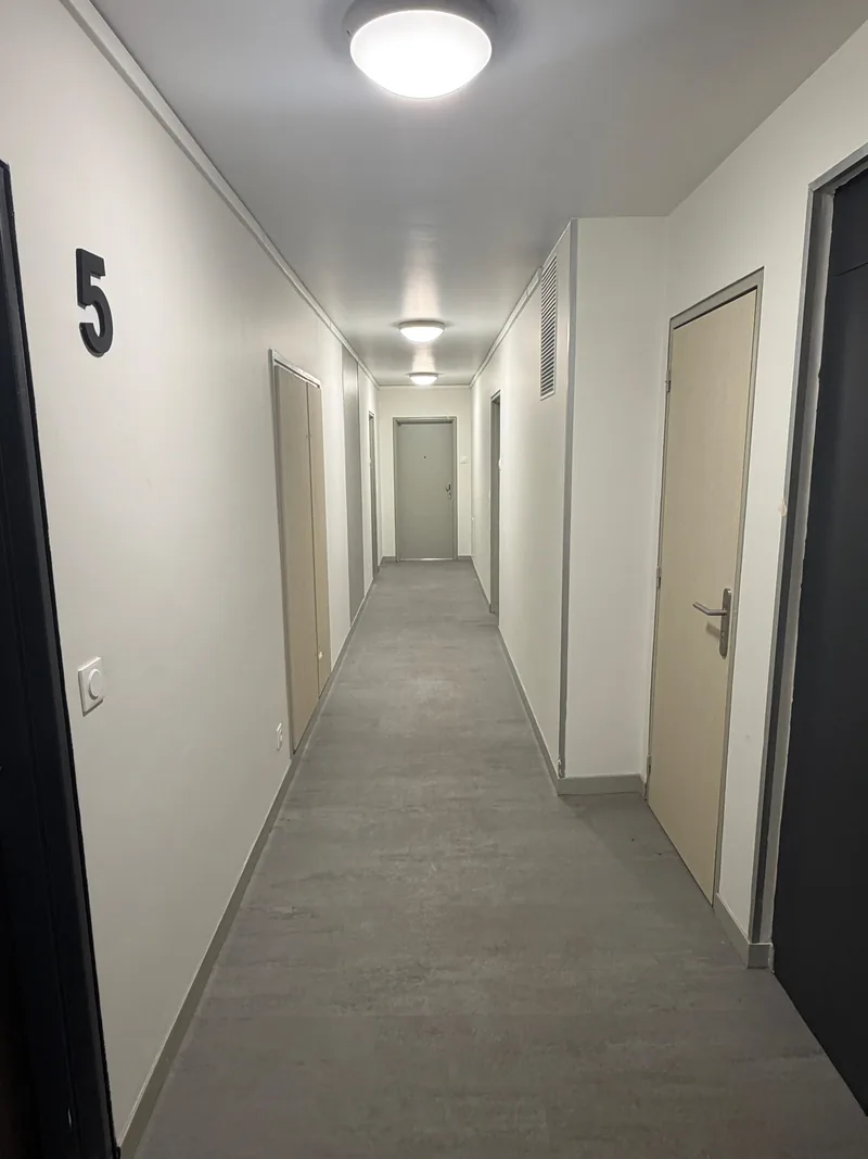 Couloir du 5<sup>e</sup> &eacute;tage, num&eacute;ro peint en grand sur le mur de palier, chantier SFG B&acirc;ti Concept