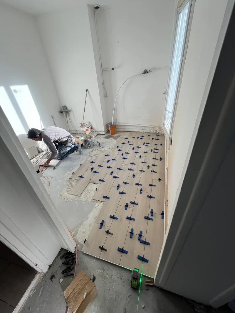Pose du carrelage au sol, croisillons autonivelants en place, chantier SFG B&acirc;ti Concept