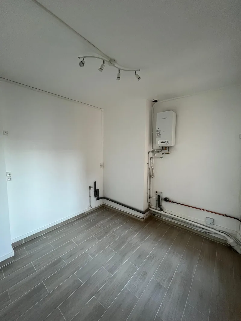 Pi&egrave;ce livr&eacute;e&nbsp;: murs peints, sol en carrelage imitation bois et rampe de spots, chantier SFG B&acirc;ti Concept